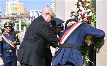   احتفالاً بنصر أكتوبر.. محافظ الفيوم يضع إكليلاً من الزهور على النصب التذكارى للشهداء