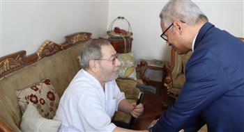   في ذكرى أكتوبر.. محافظ بني سويف يكرم أحد أبطال الحرب في منزله