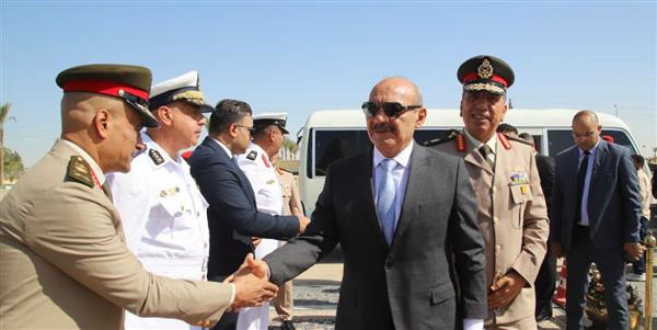 محافظ السويس وقائد الجيش الثالث يضعان الزهور تخليدًا للشهداء