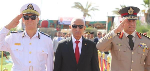 محافظ شمال سيناء يضع إكليل الزهور على قبر الجندي المجهول بالعريش