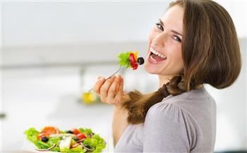 المرأة النباتية في خطر نقص هذه العناصر.. كيف تحافظ على صحتها؟