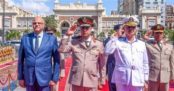   محافظ الإسكندرية يحيي ذكرى نصر أكتوبر أمام نصب الشهداء