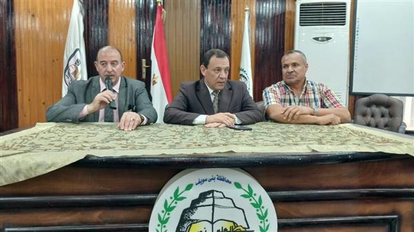 مدير تعليم بني سويف يبحث دراسة الظواهر المجتمعية بين طلاب المدارس