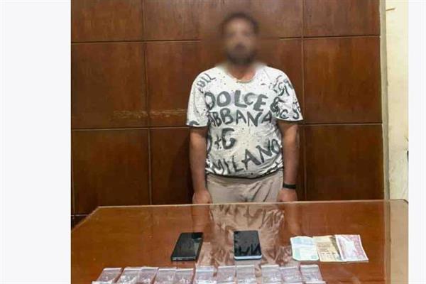 ضبط شخص لإدارته صفحة على مواقع التواصل الاجتماعي للترويج لبيع المواد المخدرة