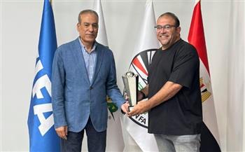  منتخب الشباب يسلم كأس بطولة شمال أفريقيا لاتحاد الكرة 