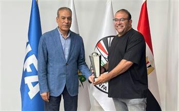 منتخب الشباب يسلم كأس بطولة شمال أفريقيا لاتحاد الكرة