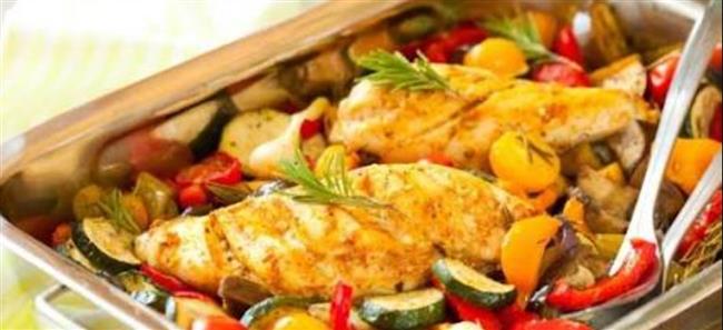 غداء سهل ومميز.. حضري صينية الدجاج باللوز والفلفل في الفرن
