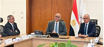   سويلم يبحث مع محافظ الإسكندرية مشروعات حماية الشواطئ
