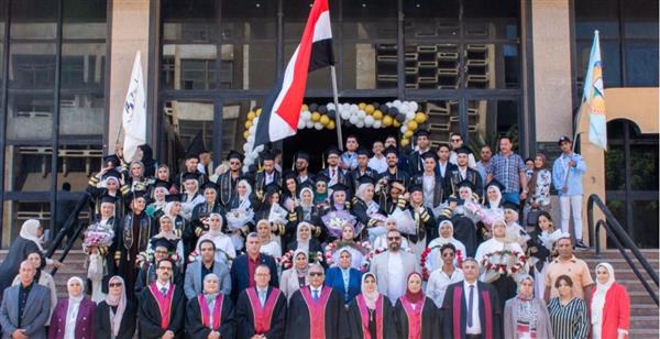 رئيس جامعة طنطا يشهد حفل تخرج الدفعة الـ12 من برنامج الصيدلة الإكلينيكية
