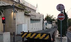   مراسل: إزالة اللافتات والشعارات عن مبنى القنصلية البريطانية في القدس المحتلة