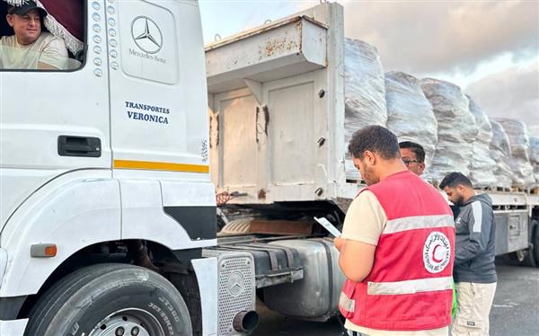 الهلال الأحمر المصري يمد أهالي غزة بآلاف المساعدات الغذائية والإغاثية