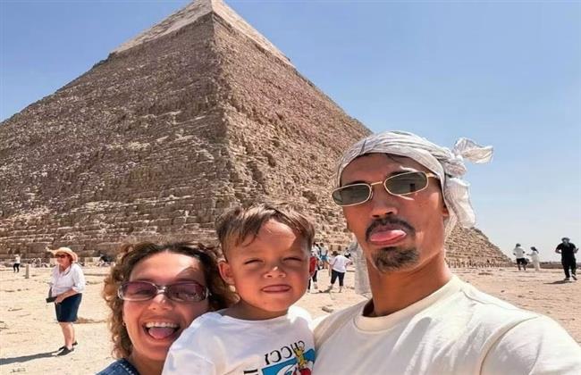 نجم منتخب هولندا يستمتع بإجازته في مصر ويزور الأهرامات