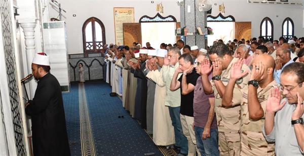 محافظ أسوان يؤدي صلاة الجمعة ويستمع لمطالب المواطنين ويوجه بسرعة تلبيتها