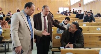   نائب رئيس جامعة قنا يتفقد امتحانات الدراسات العليا بكلية الحقوق