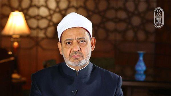 شيخ الأزهر يقدِّم دعما إنسانيا وماديا لأسرة الطالب الإندونيسى "شهيد العلم"