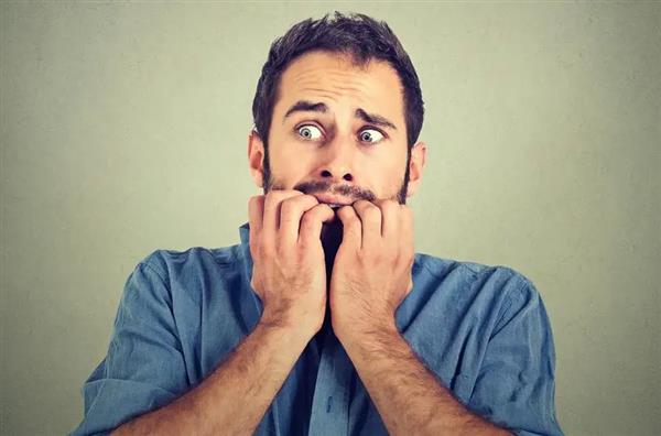7 علامات تحذيرية لنوبة الهلع.. كيف تفرق بينها وبين التوتر اليومي؟