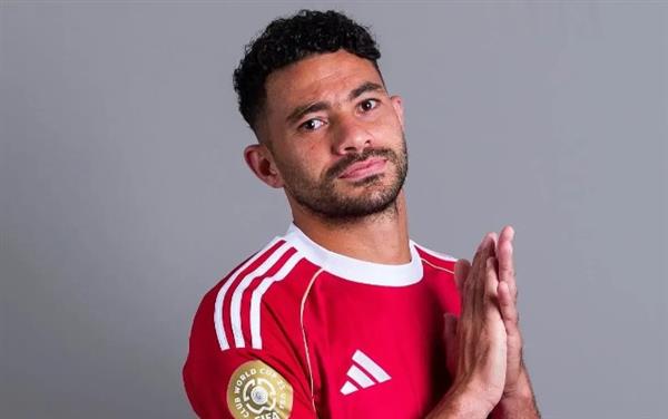 ياسر إبراهيم نجم دفاع الأهلي يحتفل بعيد ميلاده الـ33