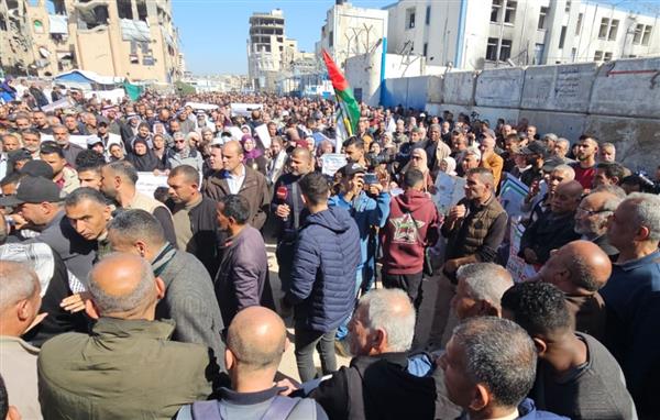 آلاف الفلسطينيين يشاركون في وقفة لدعم الأونروا ورفض المساس بموظفيها  ​