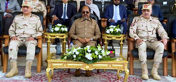 رئيس الصومال و وزير الدفاع يشهدان اصطفاف القوات المصرية المشاركة لدعم الأمن والاستقرار بالصومال