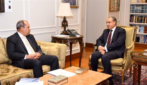 وزير الخارجية يستقبل رئيس الجامعة البريطانية في مصر