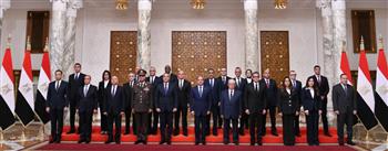   الرئيس السيسي يتوسط صورة تذكارية مع وزراء حكومة مدبولي بعد أدائهم اليمين الدستورية