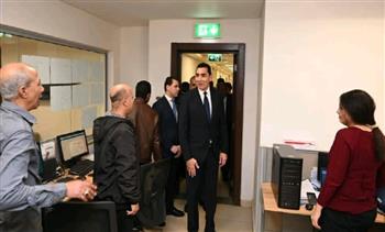   جوهر نبيل يجري جولة داخل مقر وزارة الشباب والرياضة.. صور