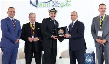 رئيس الأكاديمية العربية يكرم أحمد عمر بطل واقعة إنقاذ مهاجر في البحر المتوسط 