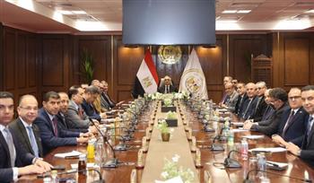 وزير العدل يصل إلى مقر الوزارة ويباشر مهام عمله بالاجتماع مع مساعديه