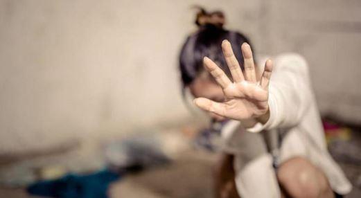 بين الحماية وزرع الخوف.. كيف توعين ابنتك ضد التحرش دون تدمير ثقتها بنفسها؟