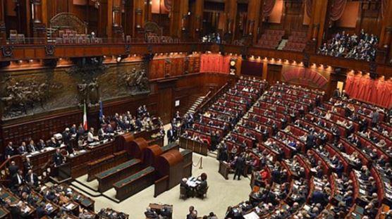 البرلمان الإيطالي يقر قانونا يسمح بفرض "حصار بحري" لمواجهة سفن المهاجرين