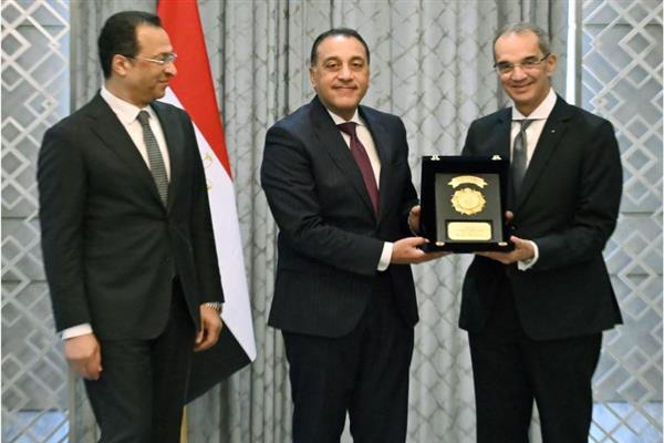 مدبولي يكرم الوزراء السابقين