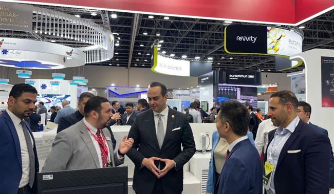 رئيس هيئة الرعاية الصحية يتفقد الجناح المصري بمعرض WHX لدعم الشركات المصرية