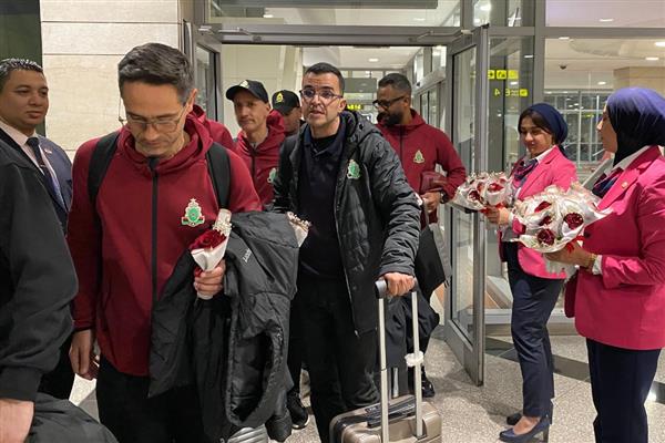 الأهلي يستقبل بعثة الجيش الملكي في مطار القاهرة بالورود