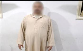   شخص يحاول شنق كلب ضال بأحد أعمدة الإنارة في الغربية