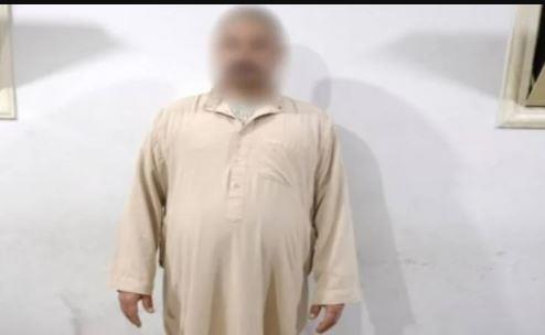 شخص يحاول شنق كلب ضال بأحد أعمدة الإنارة في الغربية