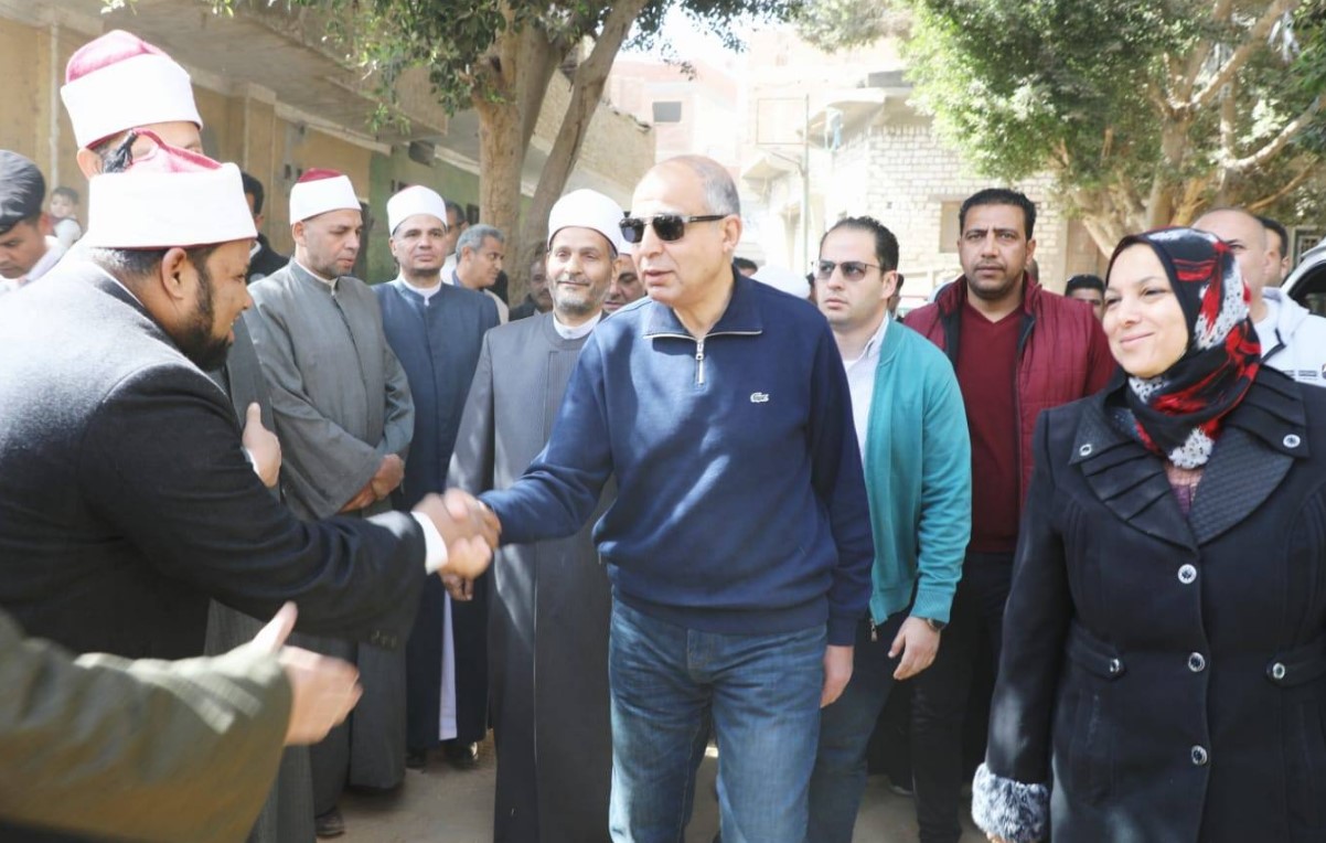محافظ المنيا يفتتح المسجد الكبير بمطاي ويستمع لمطالب المواطنين