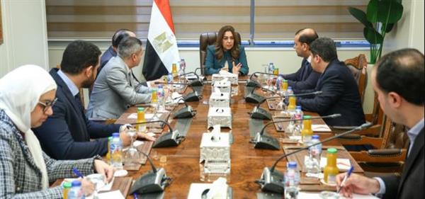 وزيرة التنمية المحلية والبيئة تعقد اجتماعاً مع عدد من قيادات الوزارة لمتابعة بعض الملفات