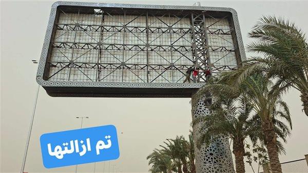 بسبب الرياح بالجيزة.. إزالة 3 لوحات إعلانية واستعدال عمود إنارة قبل سقوطها