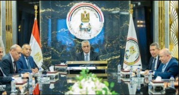 وزير الإنتاج الحربى يجتمع برؤساء الوحدات والشركات التابعة للوزارة للتخطيط للمرحلة القادمة