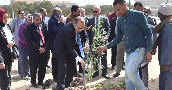 جامعة سوهاج الأهلية تدشن لأول مرة حملة تشجير لمقرها لتعزيز التنمية البيئية