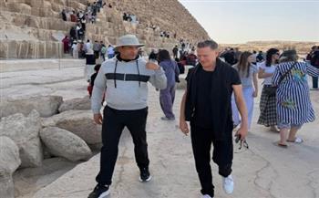 الفنان العالمي براين آدمز وأسرته يزورون منطقة أهرامات الجيزة