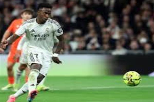 ريال مدريد يكتسح ريال سوسيداد برباعية ويتصدر الدوري الإسباني مؤقتا