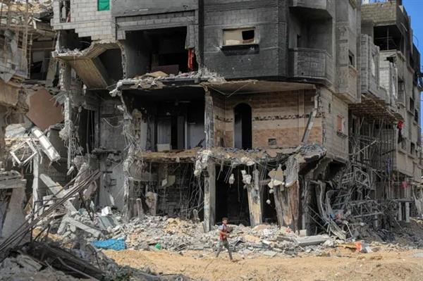 إعلام فلسطيني: جيش الاحتلال ينسف مباني سكنية شرقي بلدة جباليا شمال قطاع غزة
