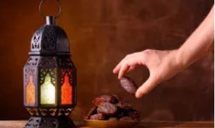   التمر والشوربة الخفيفة سر الهضم المريح والإفطار الصحي في رمضان.. فيديو