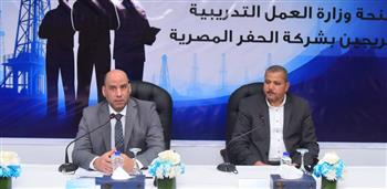   وزير العمل يسلم شهادات تدريب خريجي الحفر ويؤهلهم لسوق العمل
