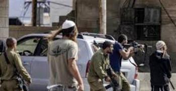 مستوطنون يهاجمون مركبات فلسطينيين شمال شرق رام الله