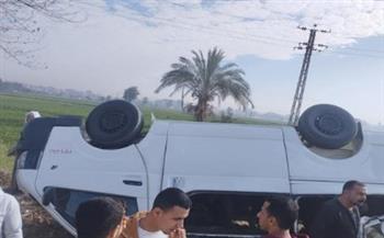   مصرع طالب جامعي وإصابة 3 آخرين إثر انقلاب ميكروباص بالمنيا 