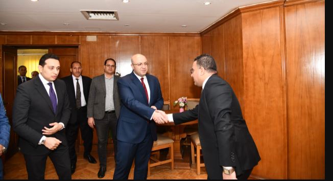 محافظ الفيوم يتفقد إدارات الديوان العام ويهنئ العاملين بشهر رمضان المبارك