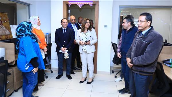 "منال عوض" تقوم بجولة تفقدية على القطاعات والإدارات المركزية المختلفة بالوزارة