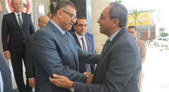 محافظ قنا الجديد يبدأ مهام عمله بمراسم تسليم وتسلم مع المحافظ السابق